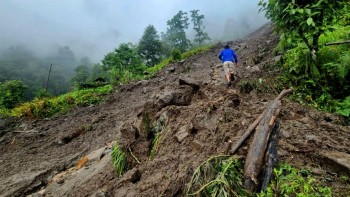 कर्णाली राजमार्गका विभिन्न ठाउँमा पहिरो, सडक अवरुद्ध 