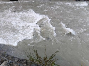 भोटेकोशीमा गाडी खसेको आशंका, क्रेनको सहायताले खोजिदै