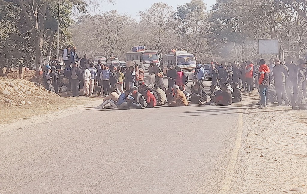 क्षतिपुर्तिमा सहमति नहुँदा पुर्वपश्चिम राजमार्गको अगैयामा सडक अवरुद्ध